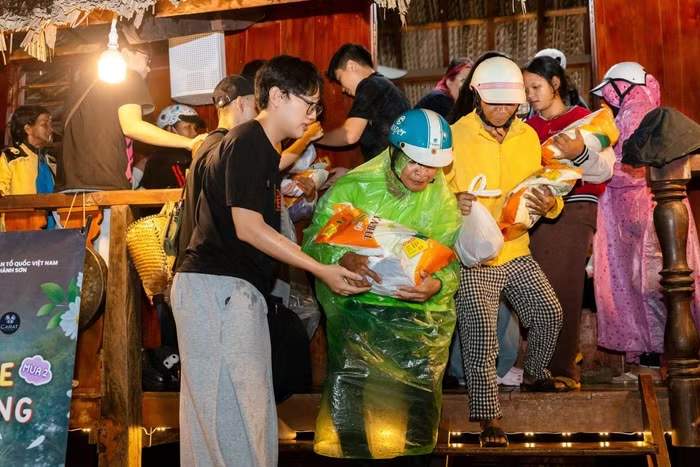 Trao gạo v&agrave; nhu yếu phẩm cho người d&acirc;n tại Chuyến Xe Y&ecirc;u Thương m&ugrave;a 2
